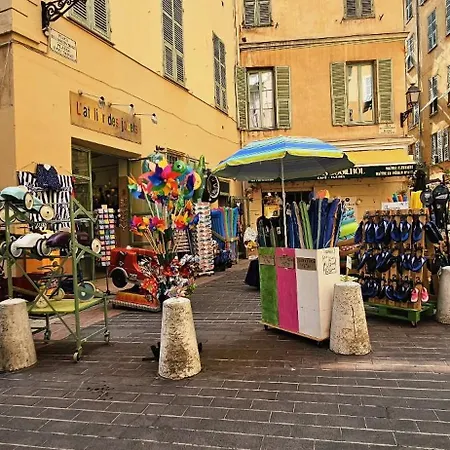 Grand T2 A Deux Pas De La Au Coeur Du Vieux-nice *